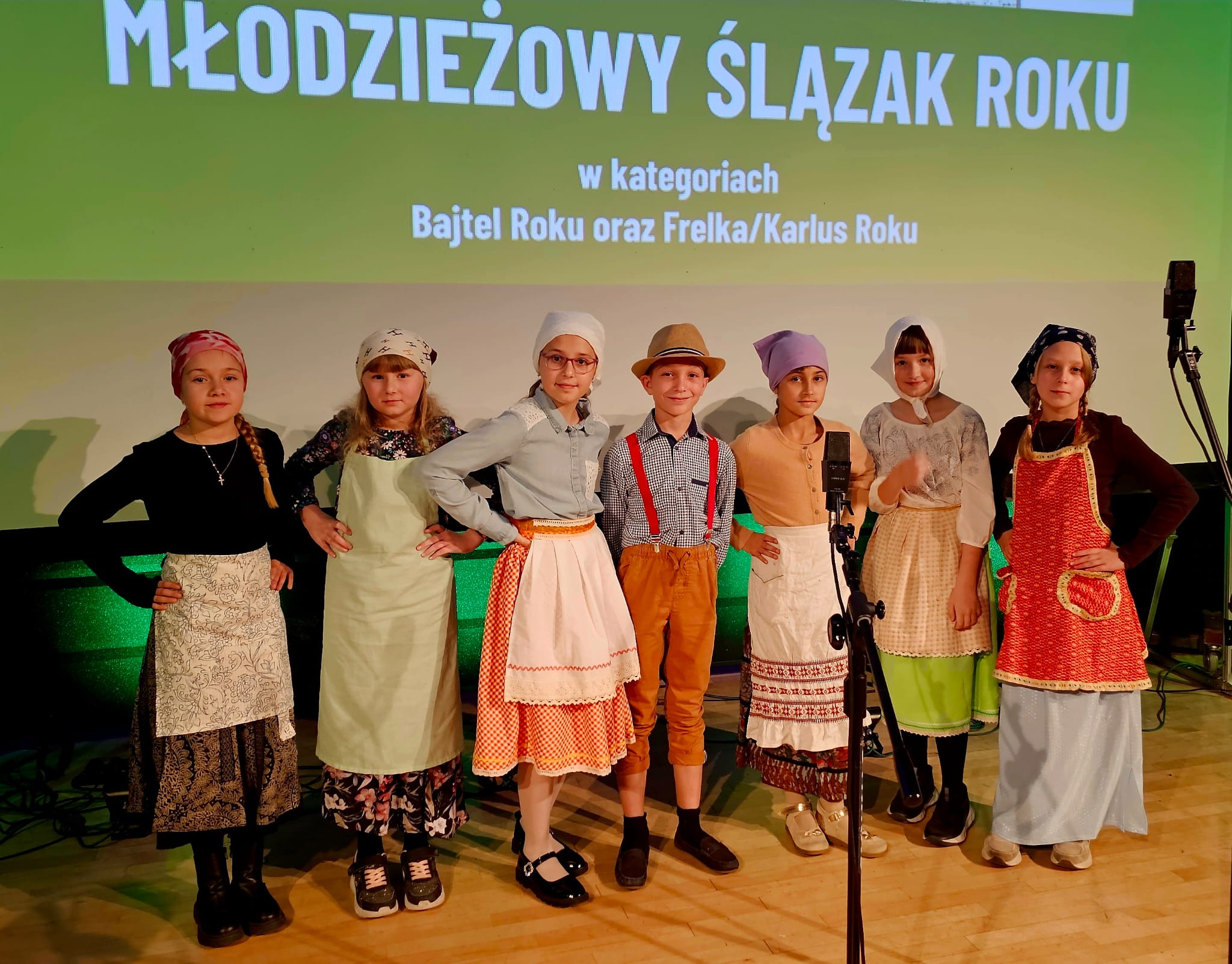 Finaliści konkursu w strojach śląskich na scenie