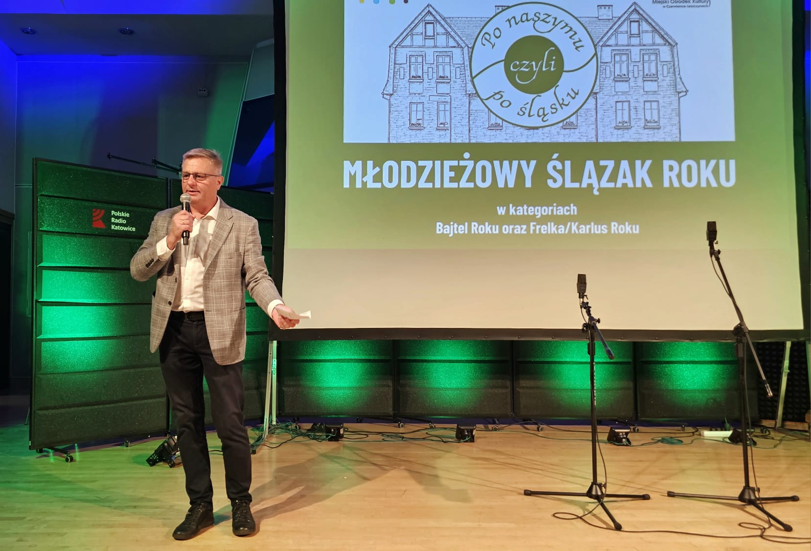 Finaliści konkursu w strojach śląskich na scenie